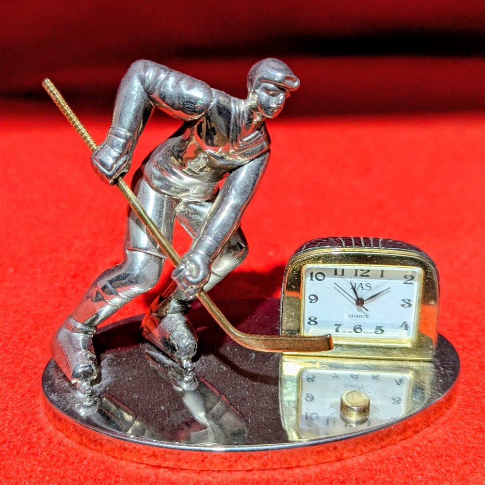 Mini Hockey Player Desk Clock – Silver Figurine with Gold Stick and Net, working